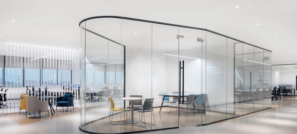 辦公室裝修設(shè)計玻璃隔斷效果會議室過道隔音效果