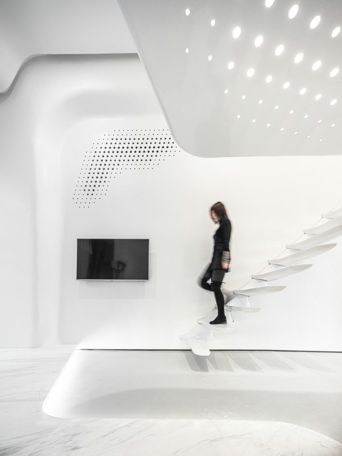 辦公室裝修設(shè)計(jì)無(wú)扶手過(guò)道鏤空設(shè)計(jì)效果環(huán)形腳燈效果圖