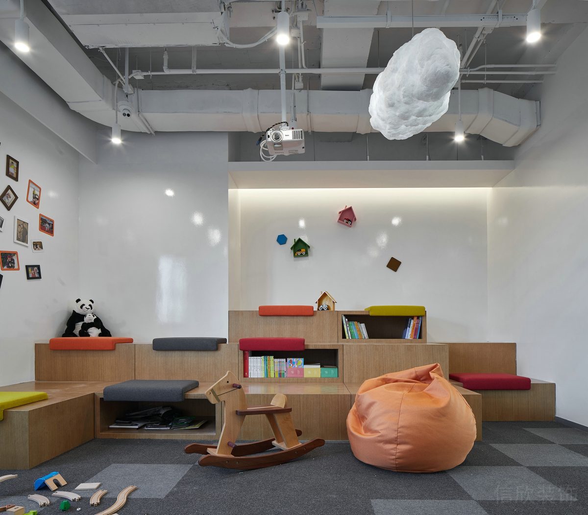 辦公室裝修設(shè)計效果圖木質(zhì)階梯式閱讀室童趣榻榻米效果