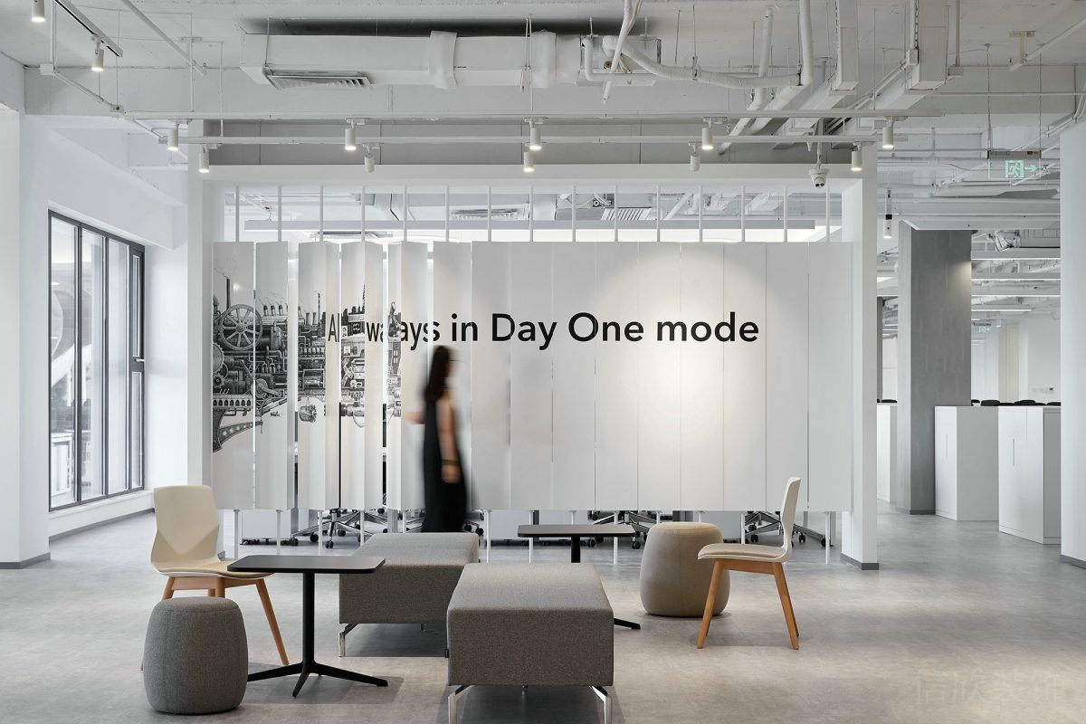 白色墻體隔斷現(xiàn)代工業(yè)風裝修設(shè)計辦公室休息區(qū)木飾面地板