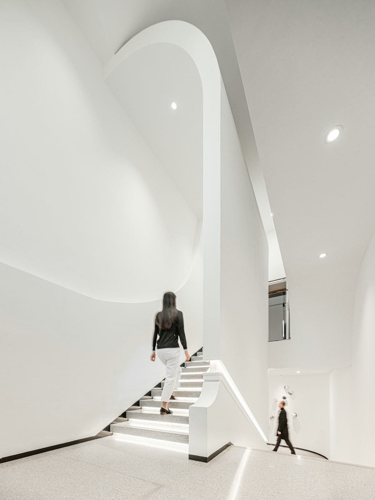 法式石膏線辦公室裝修設(shè)計(jì)效果燈飾內(nèi)嵌式腳燈設(shè)計(jì)效果白色通體設(shè)計(jì)效果