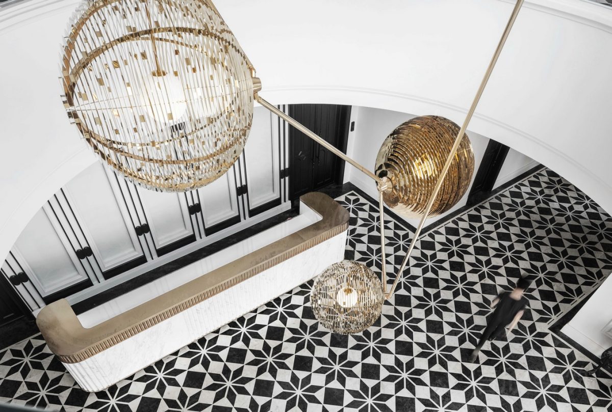 古典風(fēng)辦公室裝修設(shè)計(jì)效果棋盤(pán)格過(guò)道效果裝修前臺(tái)區(qū)法式石膏線(xiàn)鏤空金屬燈飾