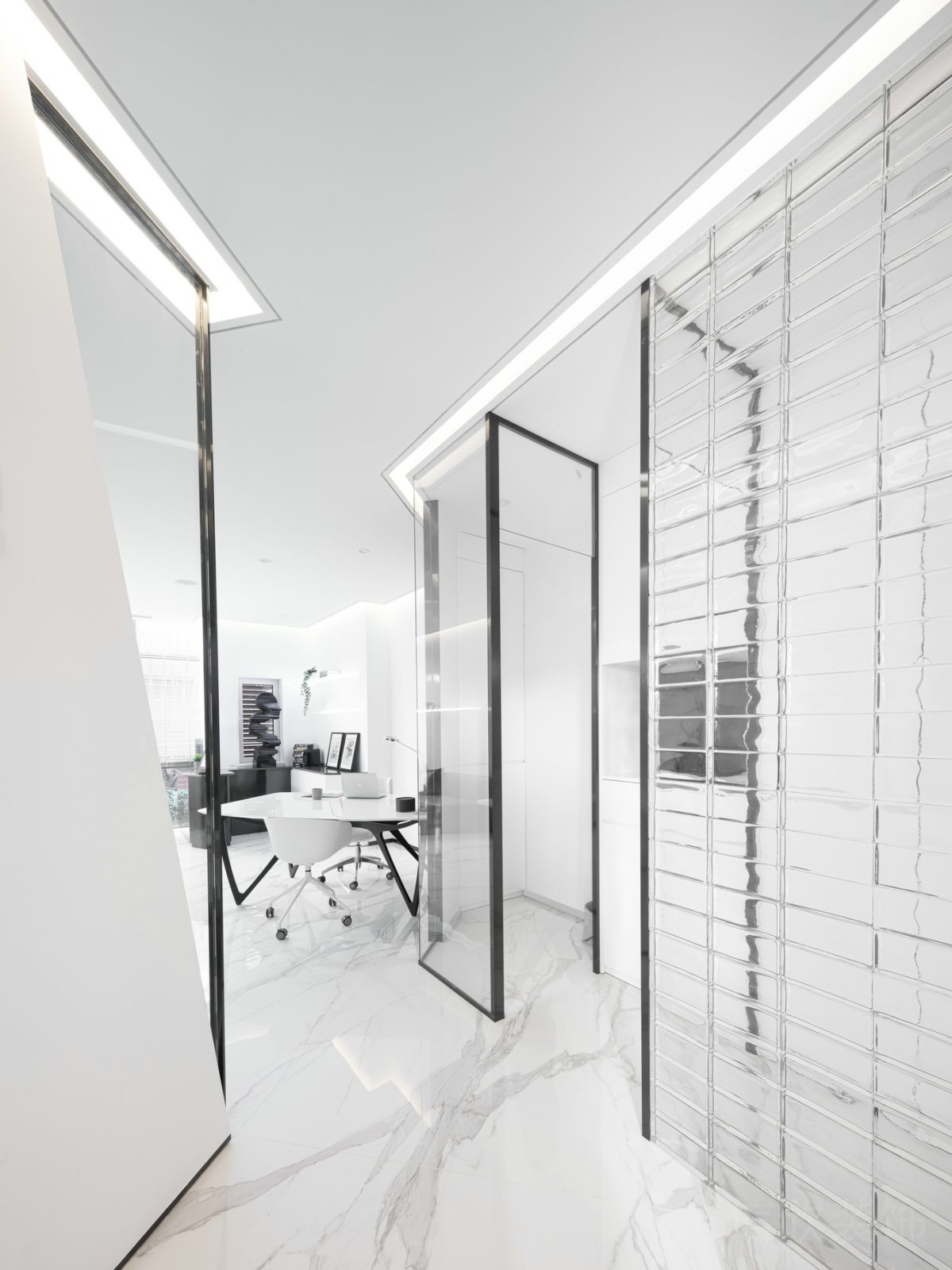 黑白色調(diào)效果圖辦公室裝修設(shè)計(jì)透色玻璃隔斷大理石過(guò)道效果