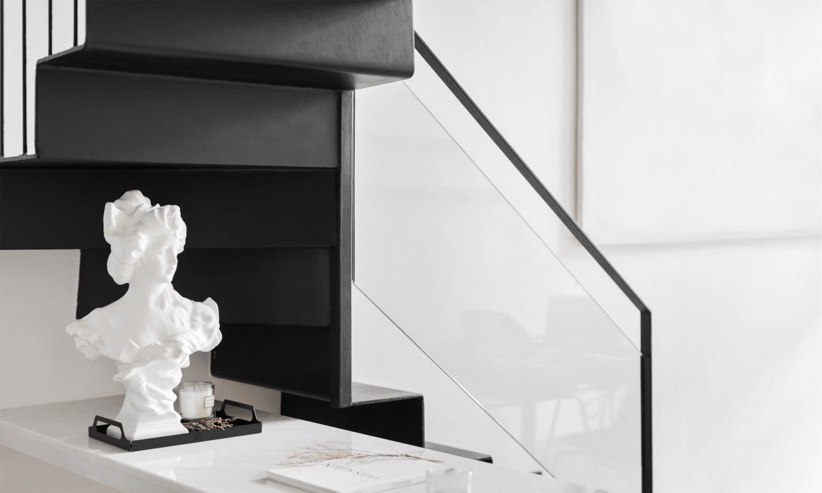 黑白色調(diào)裝修設(shè)計(jì)階梯式金屬過(guò)道半墻設(shè)計(jì)玻璃隔斷