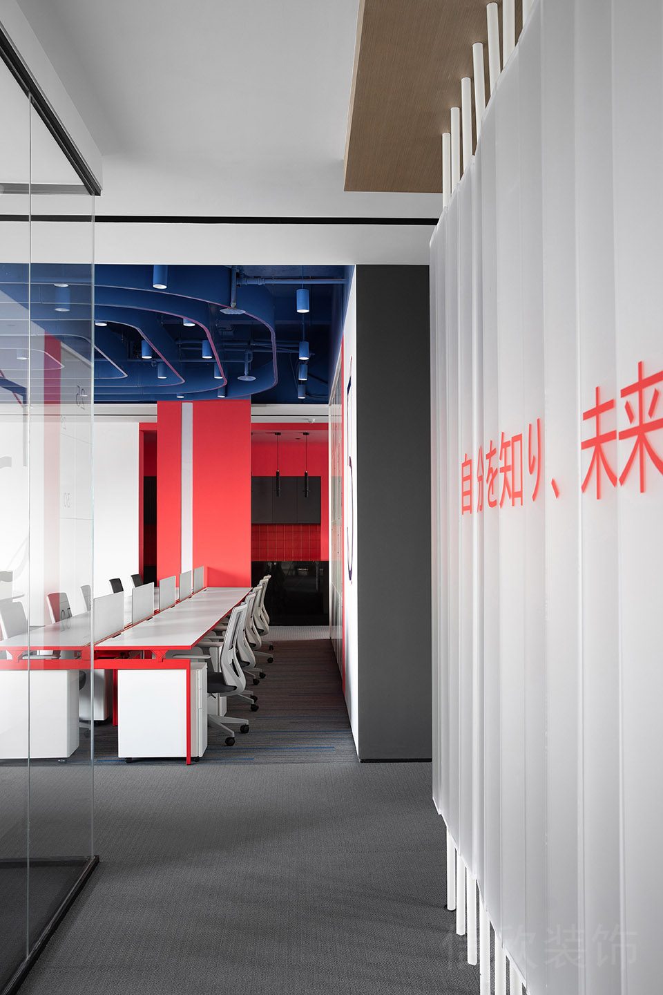 磨砂折疊白色效果圖裝修地毯灰色調(diào)辦公室裝修設(shè)計玻璃隔斷直線式長桌