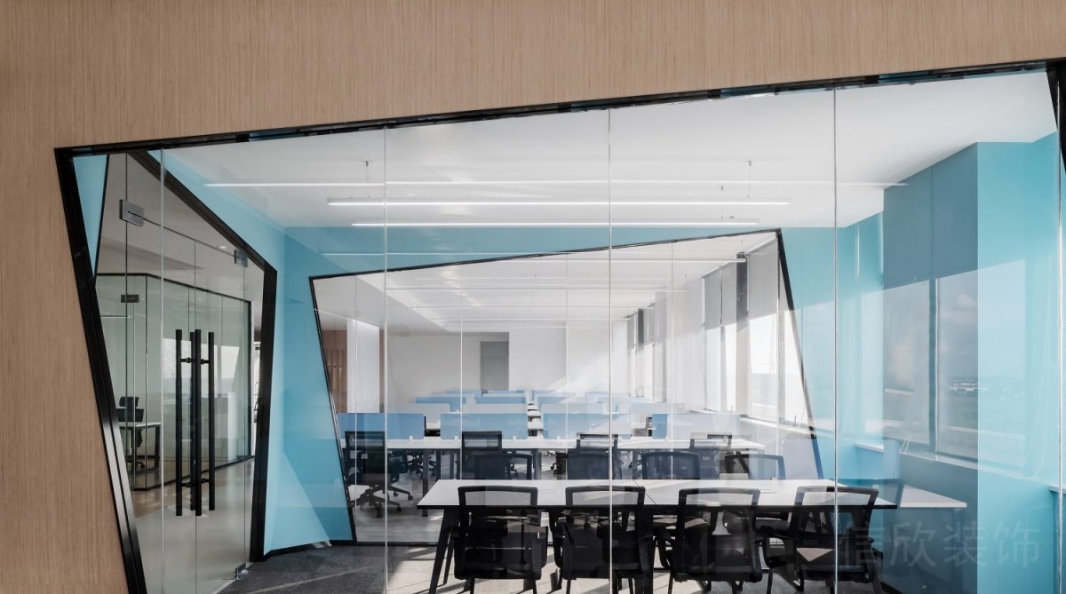 木質(zhì)玻璃隔斷辦公室裝修設(shè)計黑色金屬邊框效果
