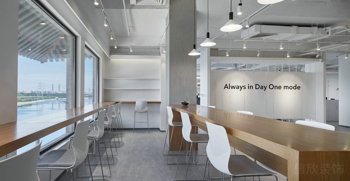 木質長桌辦公室裝修設計背對背式休息區裝修效果天花吊頂