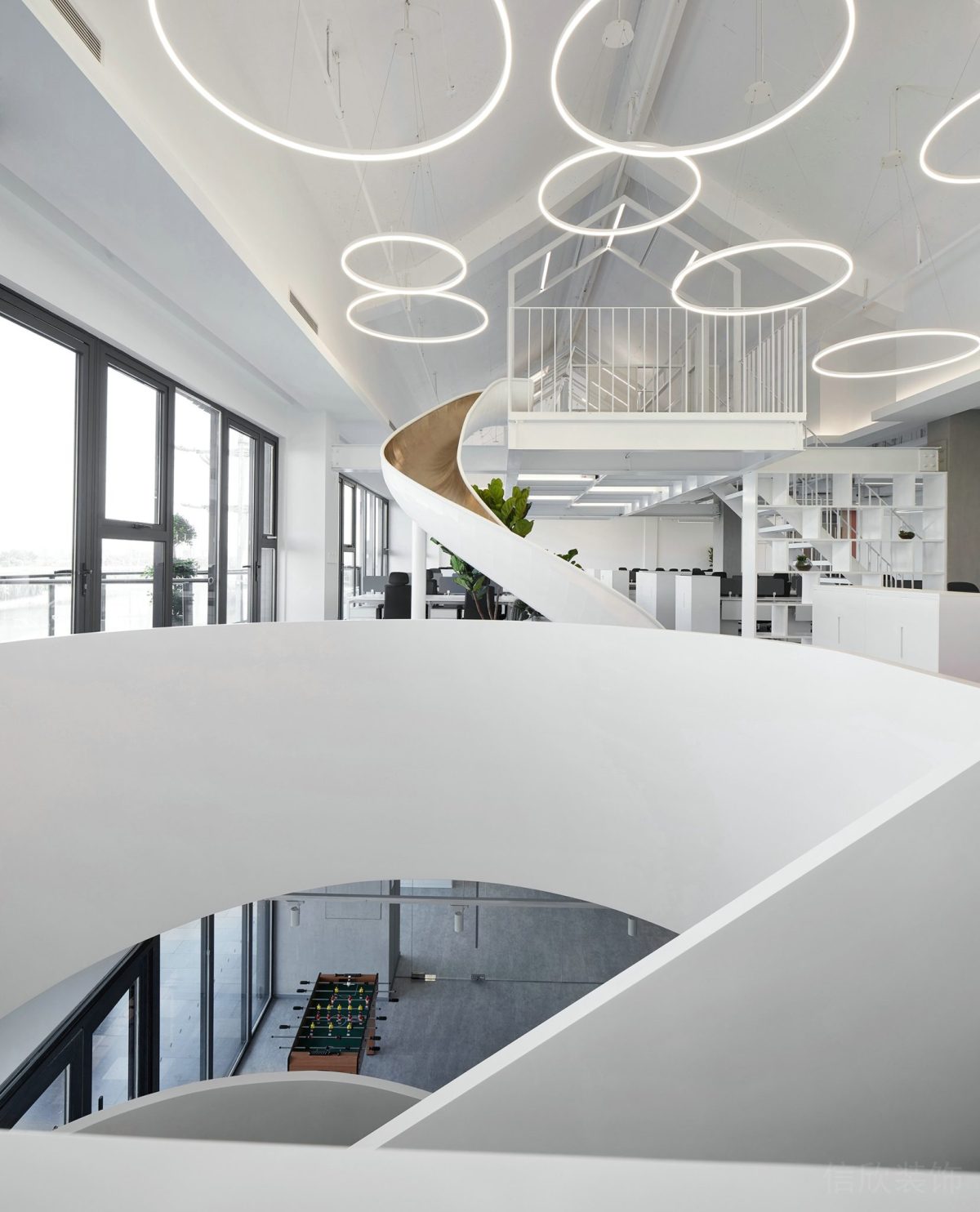 現代簡約風辦公室裝修設計旋轉樓梯效果圖天花圓形燈飾吊頂效果圖