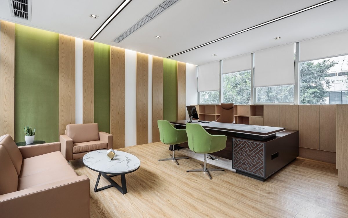 總監(jiān)辦公室效果木飾面墻體設計效果玻璃半墻隔斷