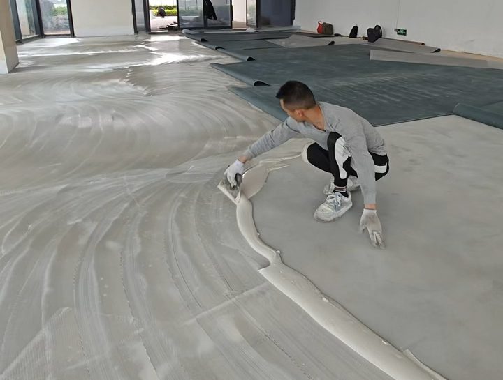 地板膠施工刷膠