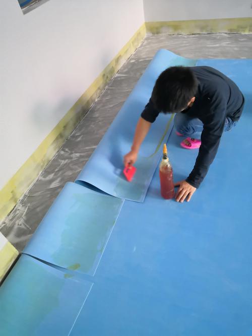 地板膠施工踢腳線處理