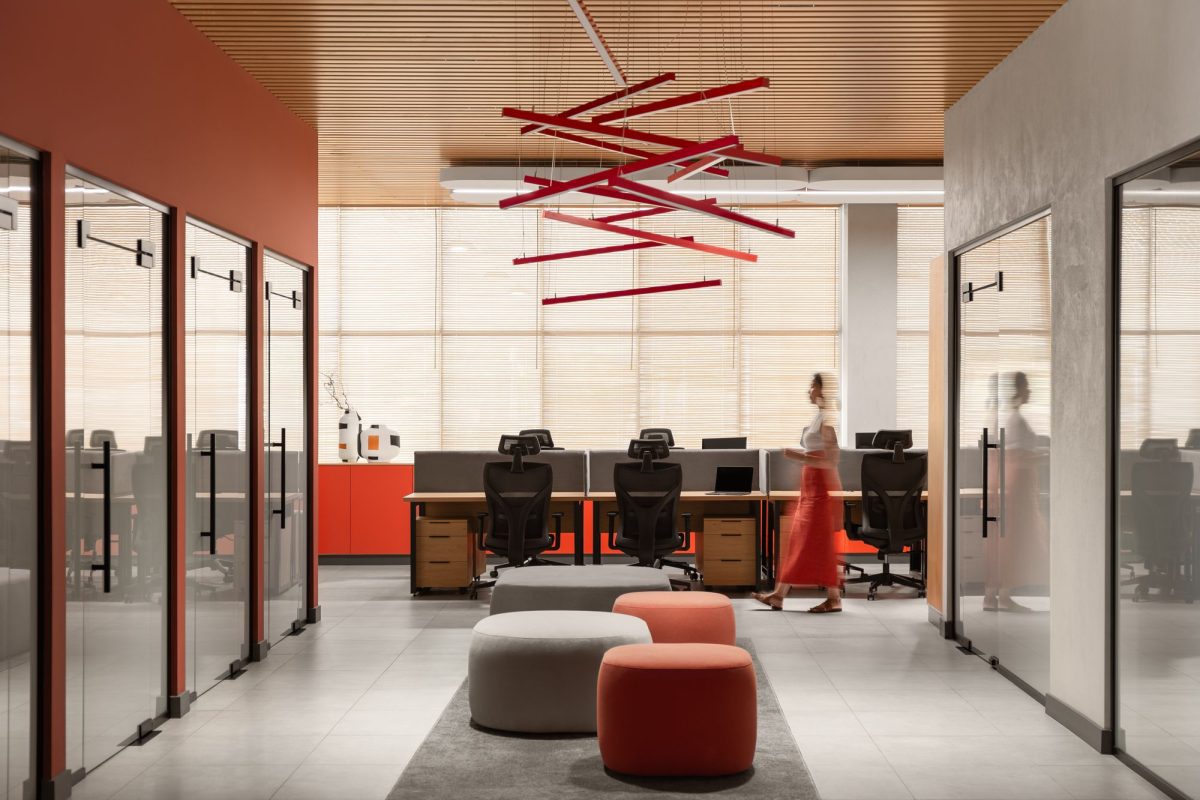 辦公室過道休息區紅色沙發圓凳