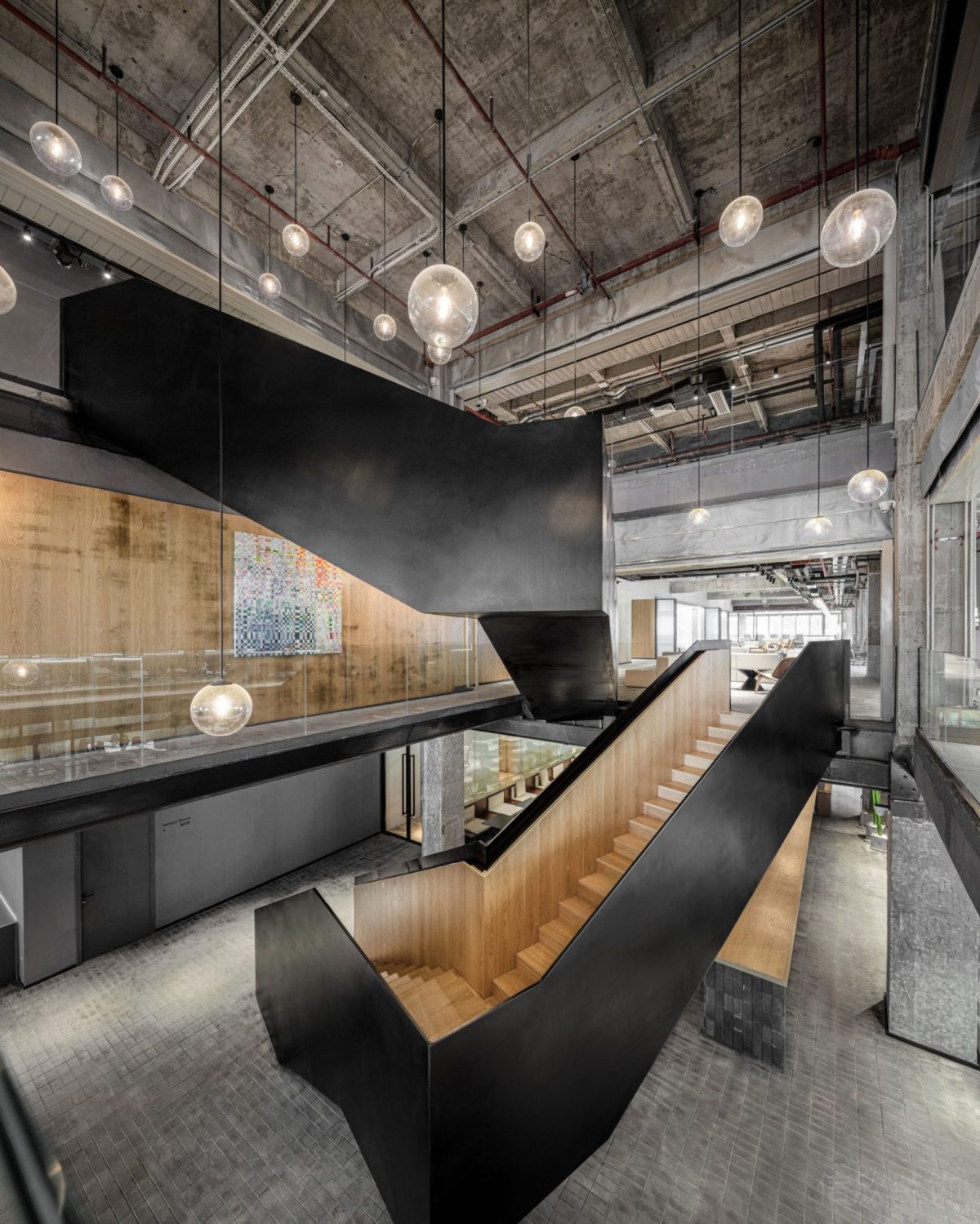 工業(yè)風(fēng)辦公室黑色鐵藝樓梯，實木樓梯踏步