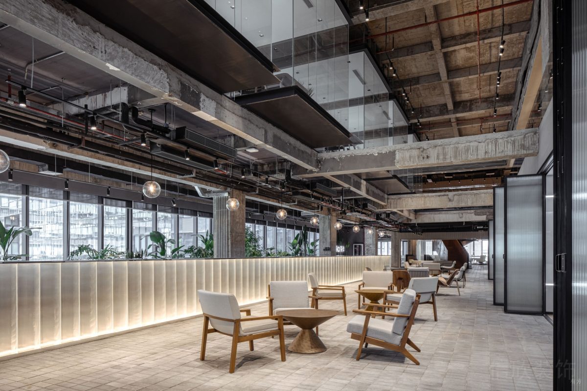 極致省錢辦公室休息區(qū)裝修，門口黑色折疊玻璃推拉門