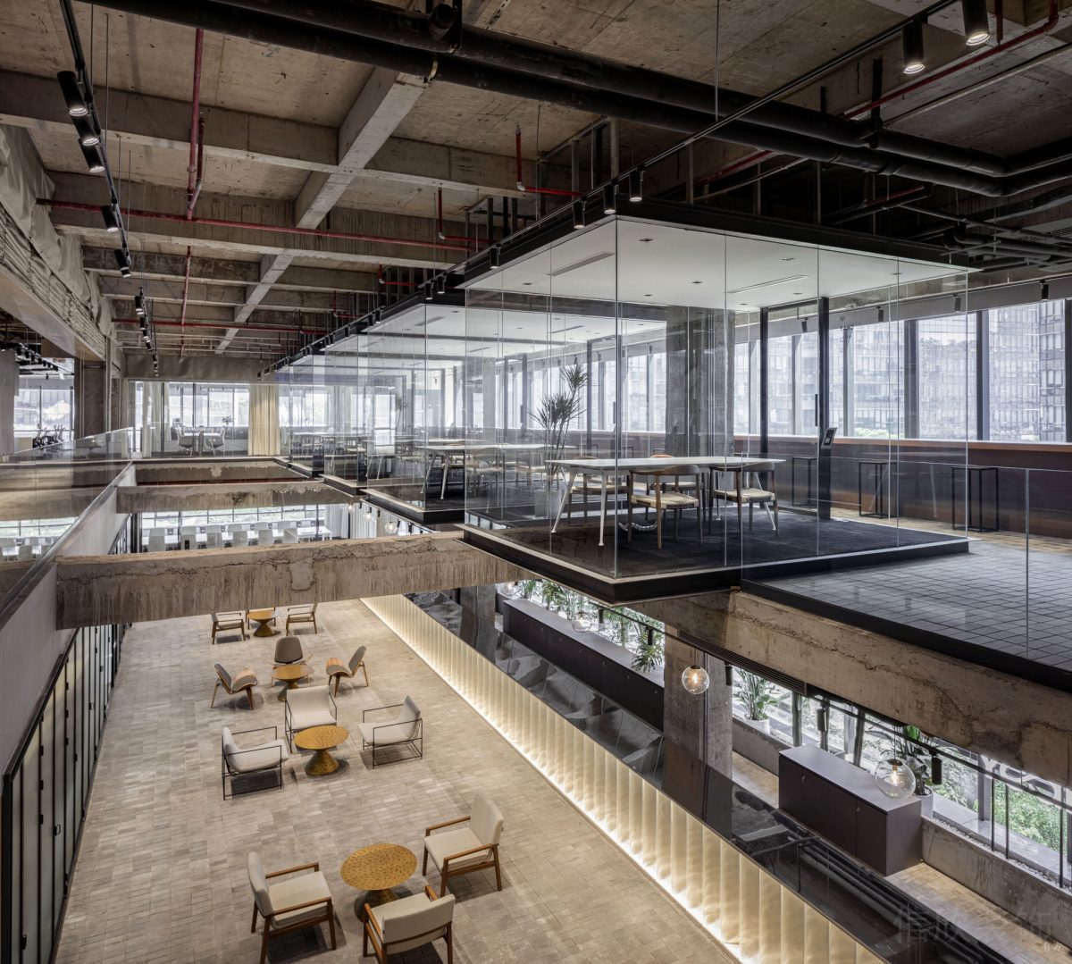 極致省錢辦公室裝修會客區(qū)，舊磚鋪地，白色光影欄桿