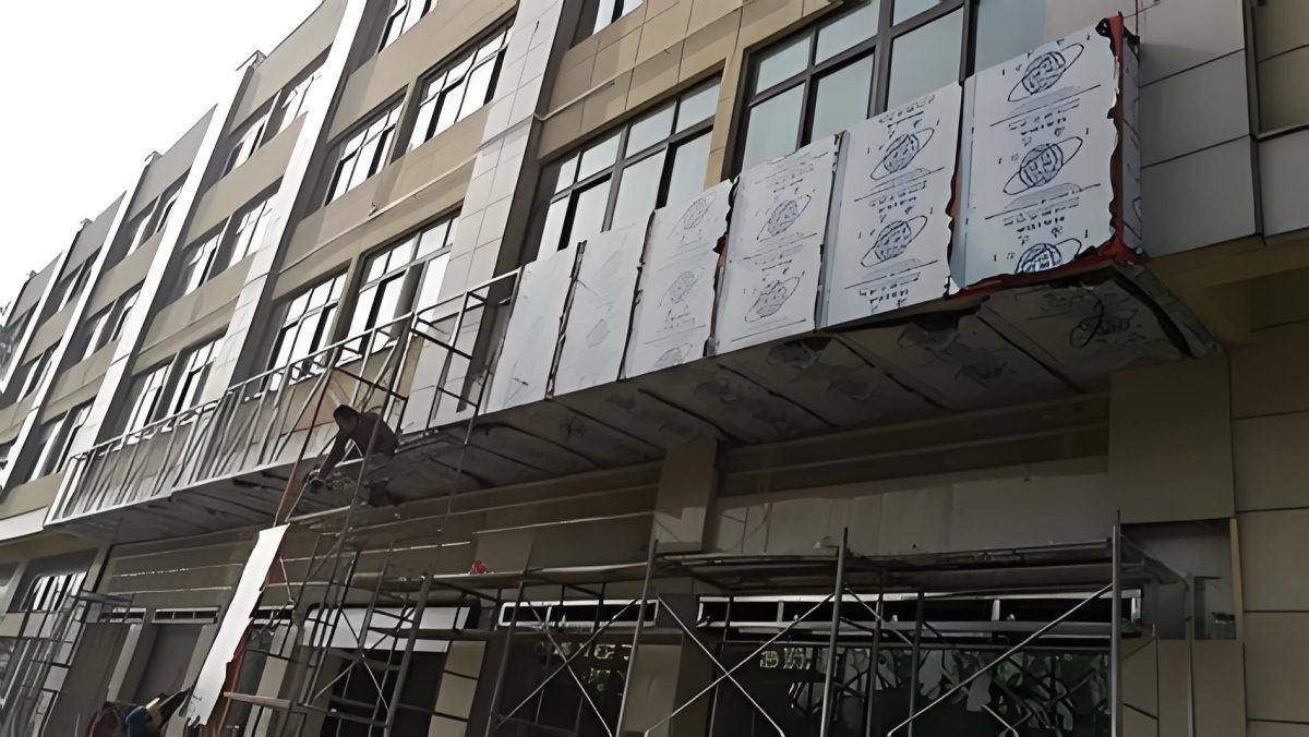 鋁塑板門(mén)頭招牌安裝打膠施工